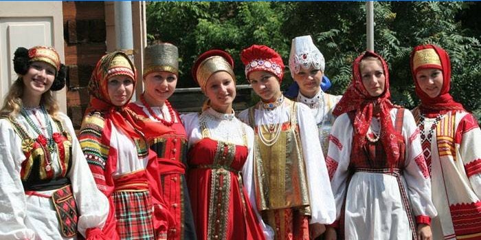 Piger i russiske folkedrakter