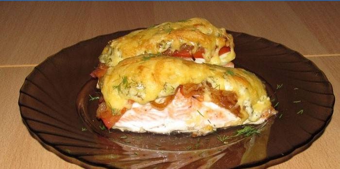 Græsk fisk med creme fraiche på en tallerken
