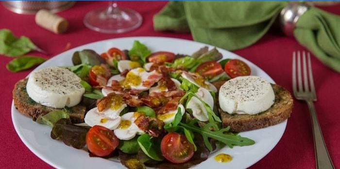 Fransk salat med rå champignons og ost