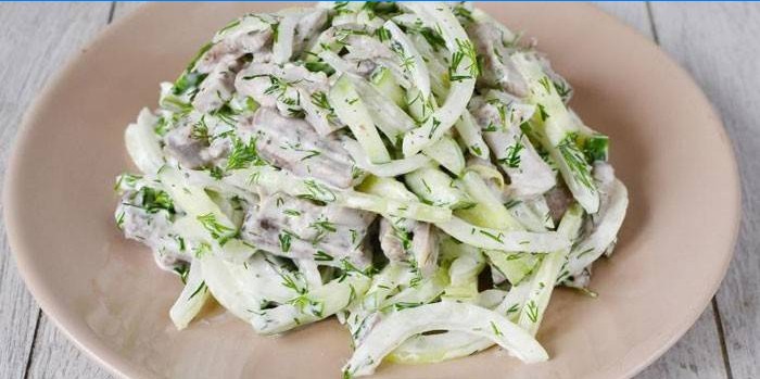 Kogt oksetungesalat med friske agurker under mayonnaise