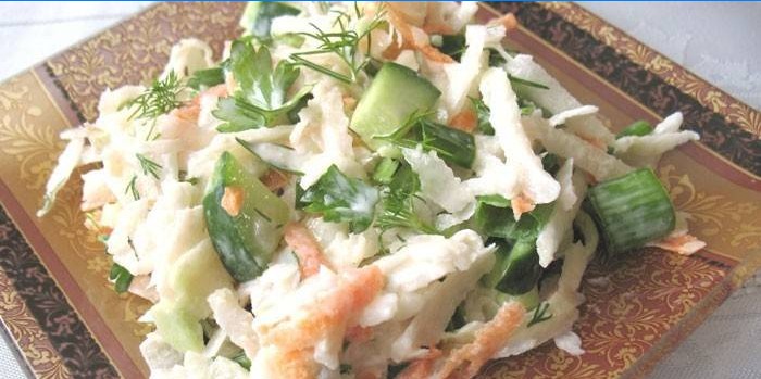 Frisk agurksalat med gulerødder og Kohlrabi