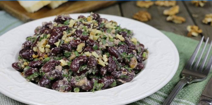 Bønnesalat med valnødder på en tallerken