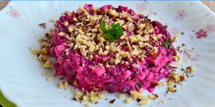 Rødbeder salat med mayonnaise og nødder