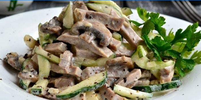Salat med svampe, friske agurker og kogt tunge