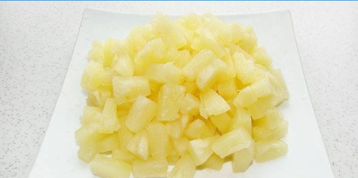 Stykker af dåse ananas på en tallerken