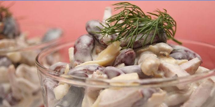 Bønnesalat med røget pølse under mayonnaise