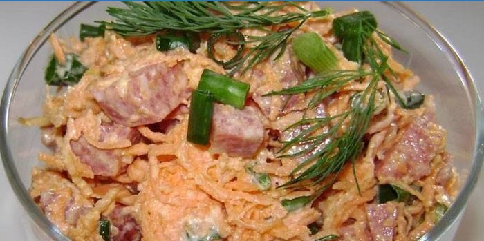 Koreansk gulerodssalat med røget pølse
