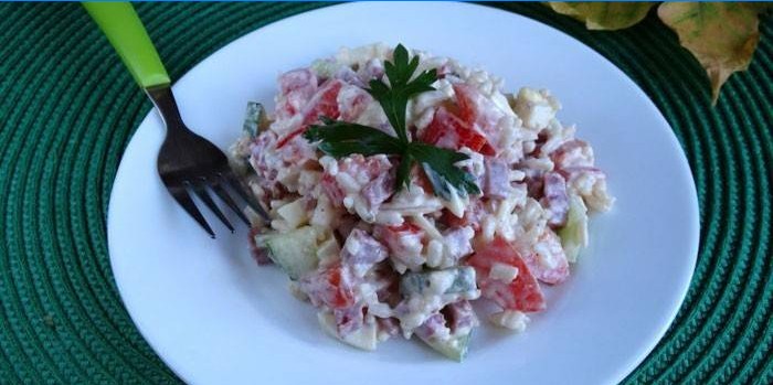 Tomatsalat med ris og røget pølse