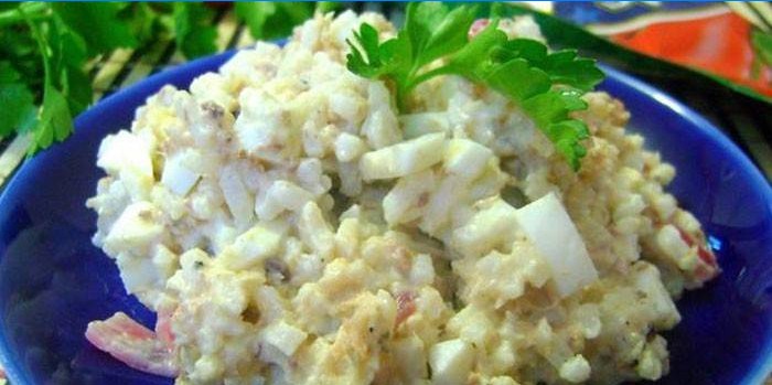 En plade af rissalat med dåse fisk