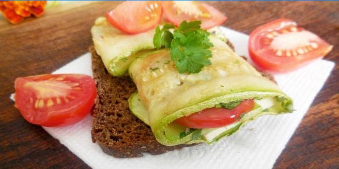 Zucchini-snack på brød