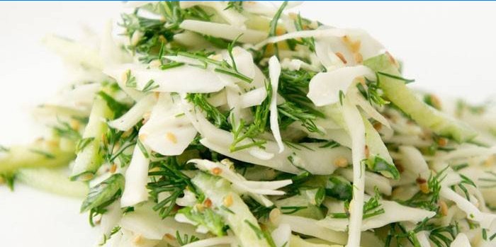 Kålsalat med agurk og urter