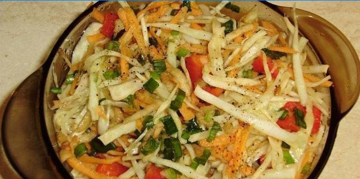 Kålsalat med gulerødder og æble