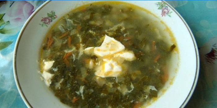 En skål suppe med sorrel og creme fraiche