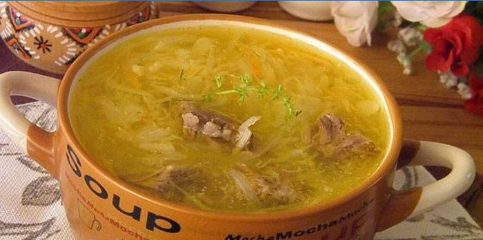 Sur kålsuppe med gryderet i en tallerken