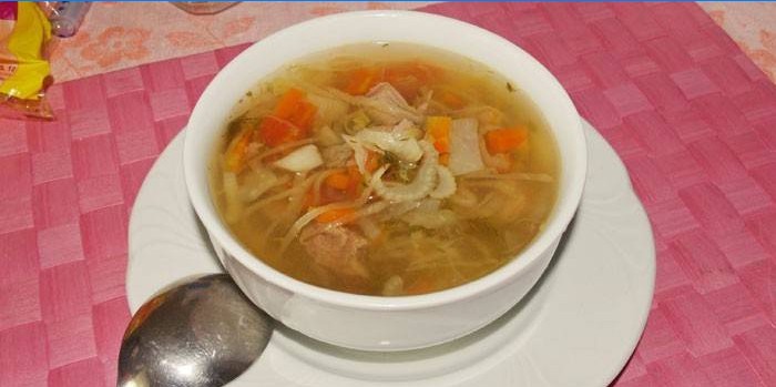 Surkål kålsuppe i en tallerken