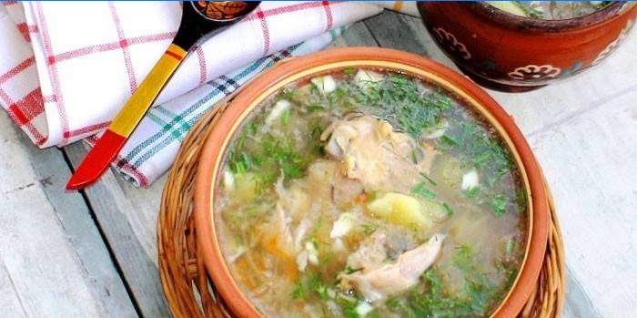 Surkål kålsuppe med kylling i en gryde