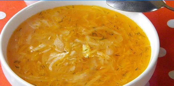 Magert kålsålsuppe i en tallerken