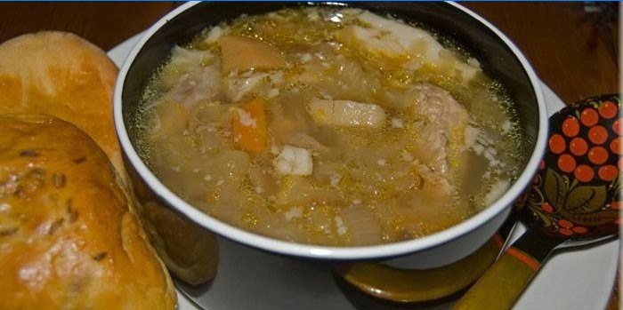 Færdig kødkålsuppe i en tallerken