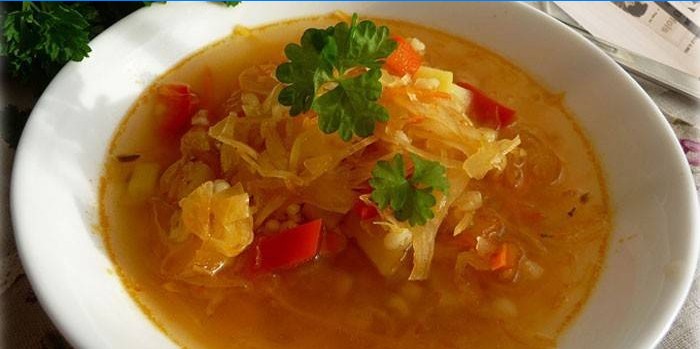 Surkål kålsuppe med perlebyg