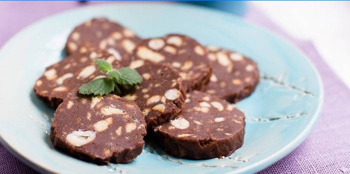 Stykker af chokoladepølse på en tallerken