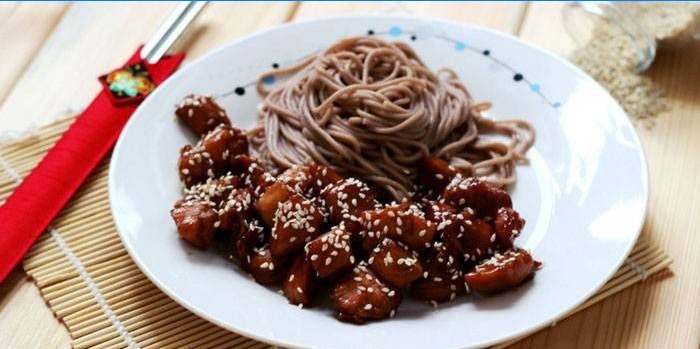 Boghvede nudler med kylling i teriyaki-sauce