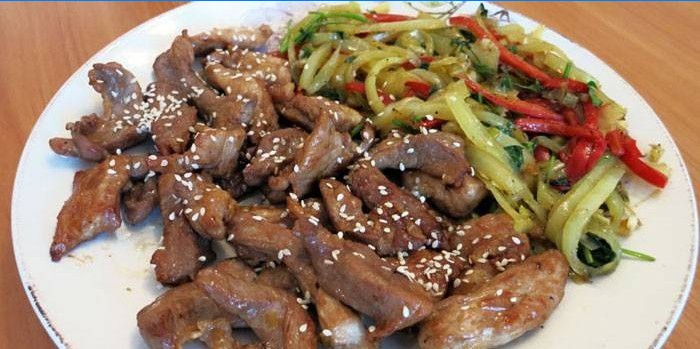 Stegt oksekød i teriyaki-sovs med grøntsager