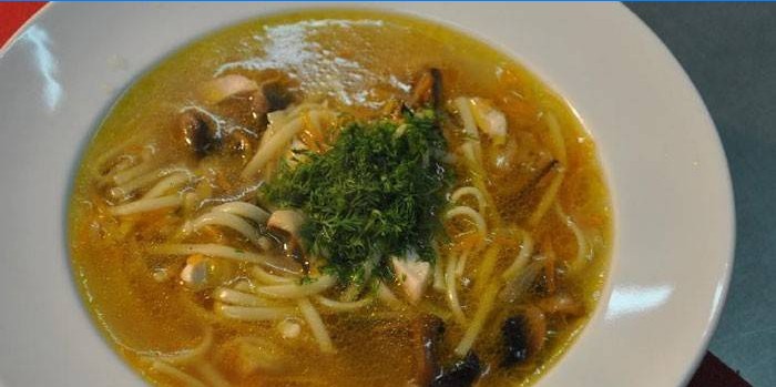 Kyllingnudler og svampesuppe