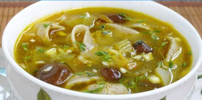 Suppe med hjemmelavede nudler og svampe