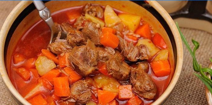 Tyk ungarsk goulash med oksekød