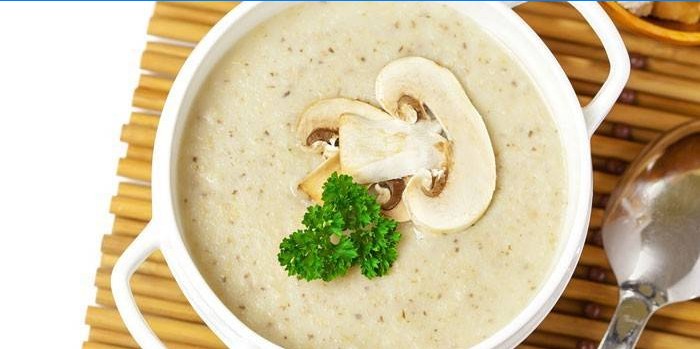 Klar fløde champignonsuppe i en tallerken
