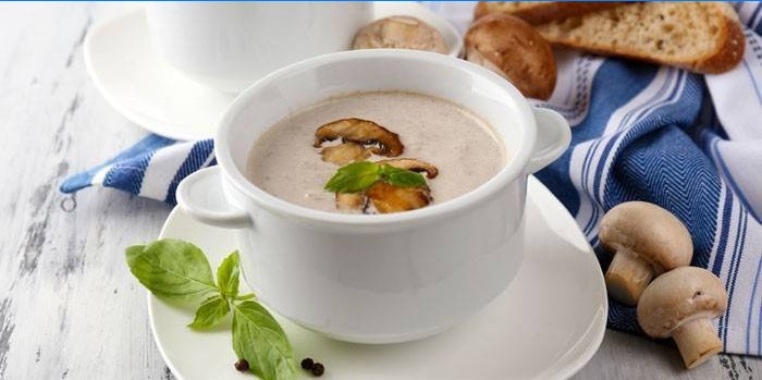 Fløde suppe i en tallerken