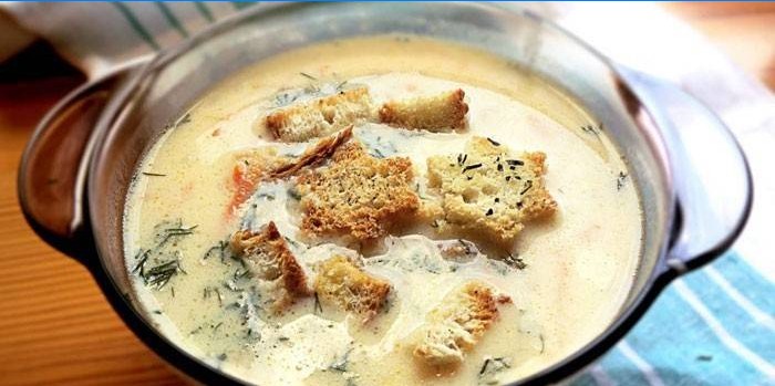 Oste fløde suppe med champignons og croutons