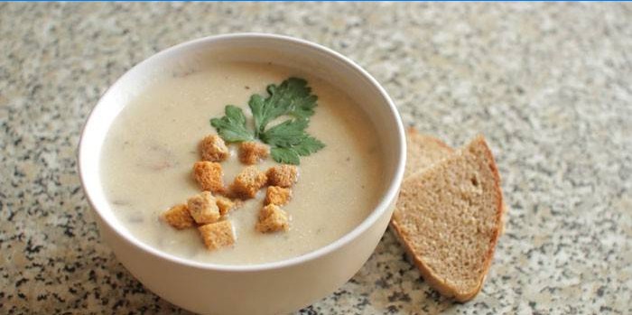 En plade champignon fløde suppe med kiks