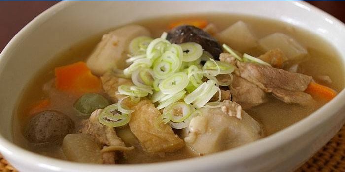 Japansk suppe med svinekød og grøntsager