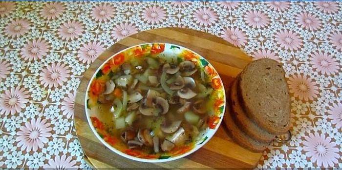 Svinekød bouillon champignonsuppe