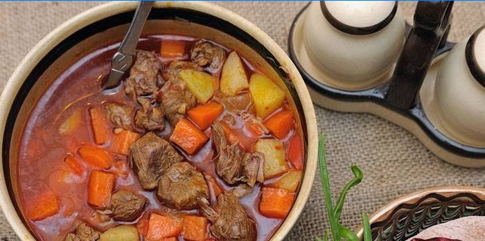 Tyk tomatsuppe med svinekød