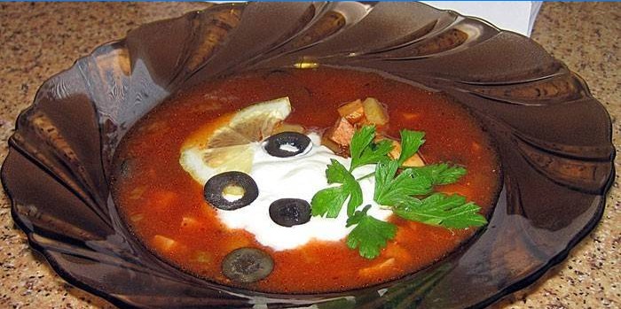 Oksekød bouillon solyanka