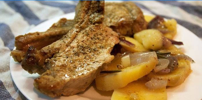 Udbenet svinefilet med kartofler på en tallerken