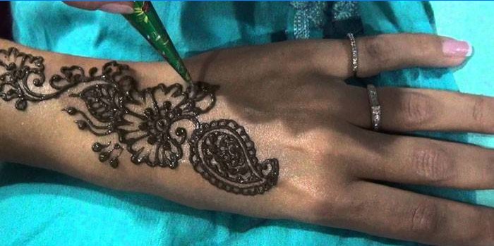 Tegning mehendi på armen