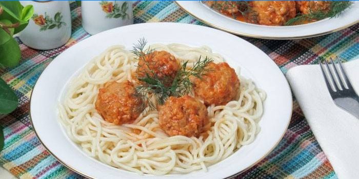 Oksekød kødboller med sauce og pasta