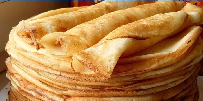 En stak stegte tynde pandekager