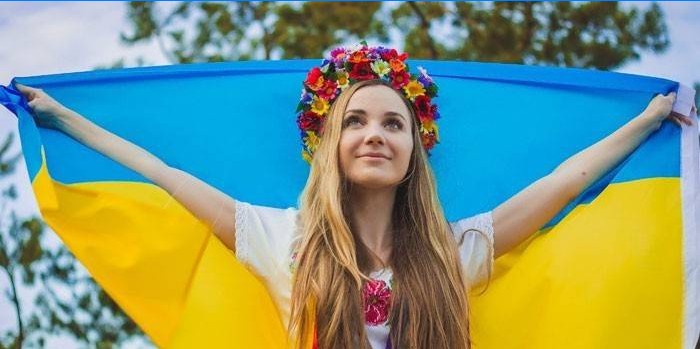 Pige med ukrainsk ensign
