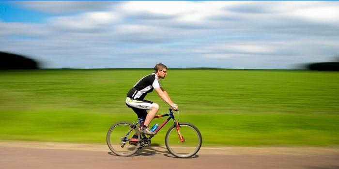 Mand kører på en cykel