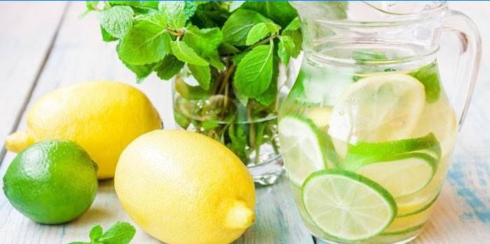 Sassi klar vand med kalk og citron i en kande