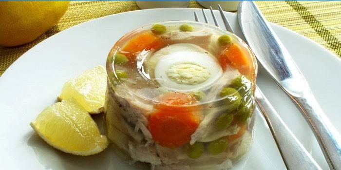 Jellied fisk med grøntsager og kogt æg