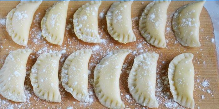 Hjemmelavede dumplinger på et skærebræt
