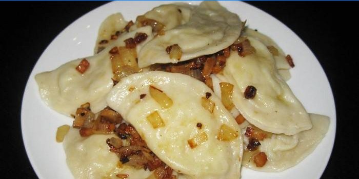 Dumplings fyldt med kartofler med stegt løg