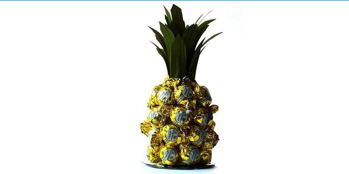 Ananas lavet af slik og en plastflaske