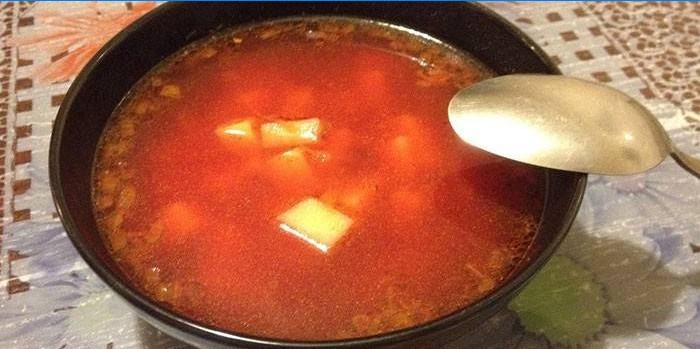 Lean borsch uden kål i en tallerken