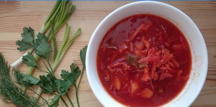 En plade med borsch med surkål